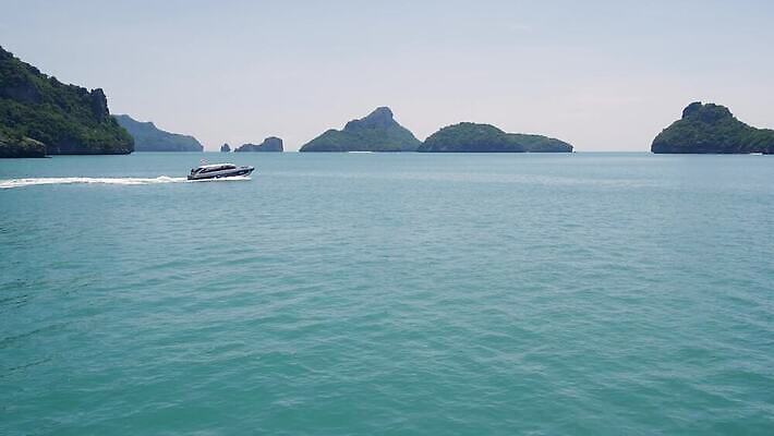 공원 아시아 바다 섬 여행 백그라운드 태국 휴가 열대 산 파노라마 풍경 사람없음 초록색 물 여름 파란색 여행객 맑음 놀람 전원 만 보트 숲 열대우림 언덕 암초 석호 내추럴 가죽끈 이국적 전국 터키석 파라다이스 4K MP4 해외동영상 클립영상 자연요소 계절 공공시설 감정 나라 컬러 배_교통 날씨 촬영기법 표정 사람 끈 전기에너지 가죽 보석 동영상 파일형식