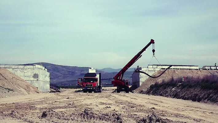 산업 도로 건축양식 교통시설 하늘 노동자 새로움 거리 프레임 안전 사람없음 야외 건물 금속 기계 장비 기둥 업무 바 고가도로 고속도로 파편 땅 아래 기중기 무거움 공학 개발 구름다리 방법 지원 철강 콘크리트 4K MP4 해외동영상 클립영상 직업 건축물 교육 건축 길 교통 컨셉 재질 다리 작업 중장비 무게 방향 시설 위치 동영상 가교 파일형식