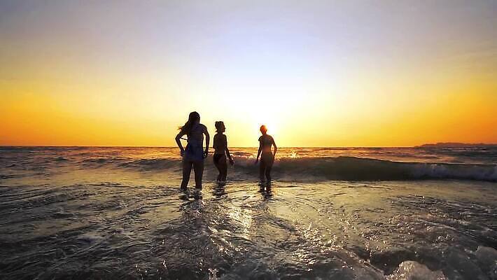 라이프스타일 여자 딸 행복 어린이 모래 파도 바다 여행 가족 모션 하늘 엄마 휴가 함께함 따뜻함 건강 사람 성인 야외 물 달리기 태양 걷기 일출 점프 일몰 기쁨 아빠 황금 저녁 분무기 느림 MP4 해외동영상 슬로모션 클립영상 자연요소 감정 컨셉 관계 촬영기법 생활 노을 야간 동영상 파일형식