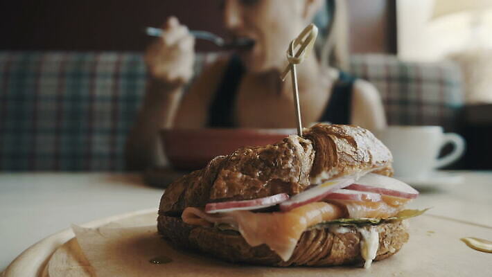백인 라이프스타일 여자 커피 음식 백그라운드 채소 탁자 건강 한명 사람 성인 식당 식사 저녁식사 카페 흰색 신선 맛 아침식사 먹기 연어 점심식사 맛있는 4K MOV 해외동영상 클립영상 서양인 1 음료 컬러 가구 컨셉 모션 어류 생활 상점 동영상 파일형식