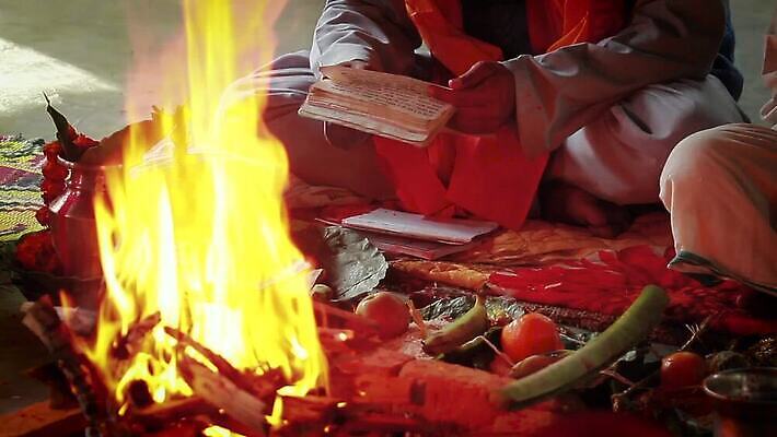손 남자 아시아 종교 불교 불 사람 동양인 컬러풀 기도 시골 사찰 의식 영혼 원주민 연기 가난 성직자 승려 인도인 묘사 명상 복고 예배 향기 네팔 라마 민화 신앙심 힌두교 MOV 해외동영상 클립영상 자연요소 외국인 나라 컬러 컨셉 종교건축 인종 신체부위 아프리카인 그림 냄새 동영상 파일형식