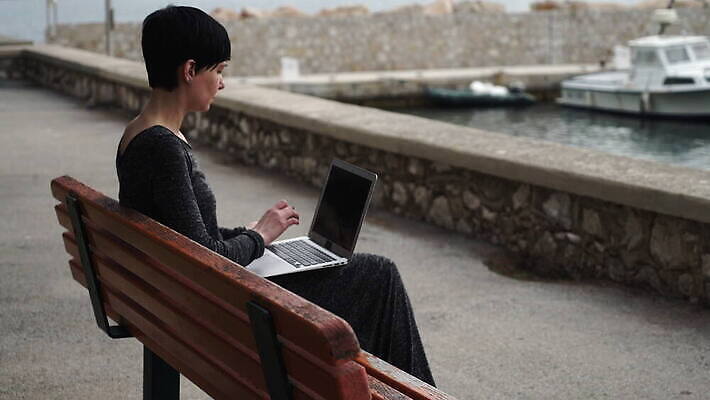 바다 여행 인터넷 요트 비즈니스 휴가 한명 야외 뒷모습 금융 노트북 쇼핑 컴퓨터 숫자 디지털 항구 타이핑 도시 신용카드 보트 구매 무선전화기 고객 와이파이 결제 포트 소매 온라인 계좌 인출 체크아웃 4K MOV 해외동영상 클립영상 문자 1 뷰포인트 배_교통 교통시설 사람 경제 전자제품 전화기 무선인터넷 동영상 파일형식