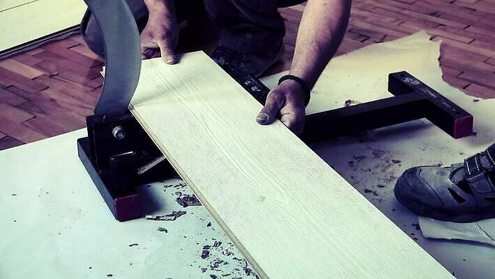 직업 손 남자 노동자 새로움 바닥 아파트 주택 실내 사람 성인 사람없음 내부 건물 목재 장식 방 장비 공구 업무 판넬 수리 널 목수 고정 DIY 계약자 설치 업그레이드 재주꾼 조작 합판 파케트 4K MP4 해외동영상 클립영상 나무 건축물 컨셉 재료 취미 신체부위 도구 작업 계약 동영상 파일형식