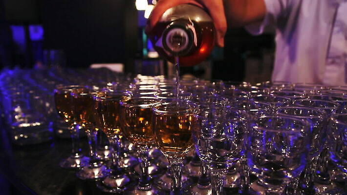 음료 백그라운드 유리 주류 사람없음 물 노란색 파티 식당 흰색 축하 알코올 칵테일 바 붓기 클럽 디스코 슛 바텐더 알코올중독 고립 단절 보드카 브랜디 섞기 위스키 MOV 해외동영상 클립영상 자연요소 음악 컬러 컨셉 모션 재질 이벤트 상점 춤 동영상 중독 파일형식