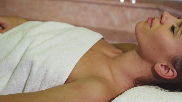 1 라이프스타일 여자 행복 얼굴 신체 탁자 휴식 건강 한명 미소 수건 금발 뷰티 평화 상점 귀걸이 스파 화목 기쁨 추위 마사지 목욕가운 고급 손톱관리 손톱 만족 휴양지 주말 긴장 테라피 거짓말 돌봄 4K MOV 해외동영상 클립영상 헤어스타일 손 감정 가구 컨셉 장신구 모션 표정 사람 생활 신체부위 위생용품 장소 가운 네일아트 동영상 파일형식