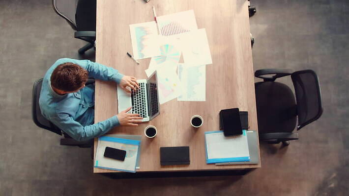 백인 직업 디자인 남자 비즈니스 사업가 성공 한명 사람 앉기 사무실 머리 업무 작업 비즈니스맨 자신감 작업실 뉴스 정상 디자이너 스마트 책상 걱정 보고서 바쁨 창업 나쁜 경영 마케팅 서류판 트러블 4K MOV 해외동영상 클립영상 서양인 1 감정 가구 컨셉 모션 신체부위 사무용품 직장인 자영업 동영상 파일형식