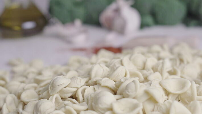 손 문화 음식 컬러 다이어트 탁자 건조 파스타 건강 마늘 요리 사람없음 노란색 주방 저녁식사 이탈리아 흰색 깃발 신선 그룹 브로콜리 지중해 먹기 날것 밀가루 성분 내추럴 점심식사 고립 바이오 진짜 탄수화물 페투치네 핸드메이드 카피스페이스 푸질리 4K MOV 해외동영상 클립영상 유럽 바다 가구 채소 식재료 모션 서양음식 신체부위 식사 공백 가루 동영상 파스타면 파일형식