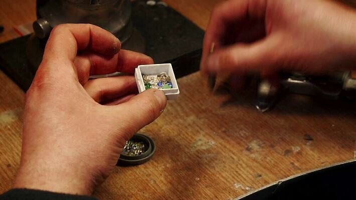 직업 손 손가락 탁자 기술 한명 사람 목재 숫자 금속 디지털 공백 장비 공구 잡기 업무 작업 작업실 닫기 제조 지시 크리스탈 보석 공예 책상 측정 바쁨 만들기 전자 치수 철사 수공예 게이지 깊이 작업대 조작 캘리퍼스 4K MOV 해외동영상 클립영상 나무 문자 1 가구 재료 모션 재질 취미 신체부위 도구 광석 동영상 파일형식