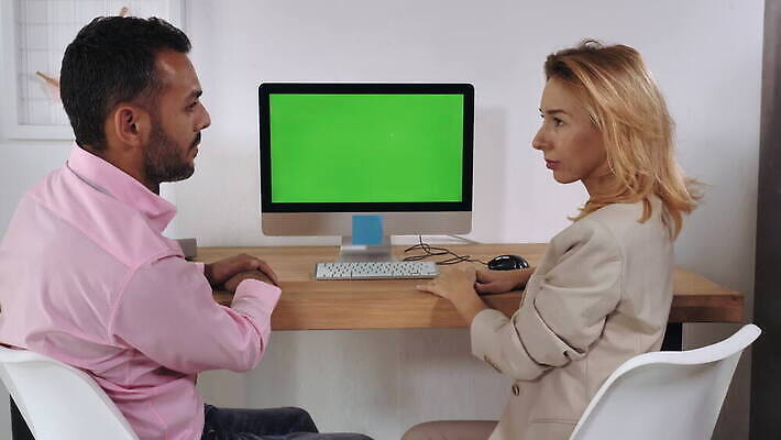 백인 디자인 여자 남자 인터넷 통신 통계 탁자 성공 아이디어 기술 대화 협상 설명 사람 인종 내부 두명 초록색 금융 학습 컴퓨터 금발 사무실 숫자 디지털 스크린 모니터 검은색 듣기 발표 가르침 대표 강의 스마트 책상 섞기 혼혈 4K MOV 해외동영상 클립영상 서양인 문자 헤어스타일 교육 컬러 가구 컨셉 비즈니스 모션 말하기 경제 전자제품 다문화 동영상 파일형식