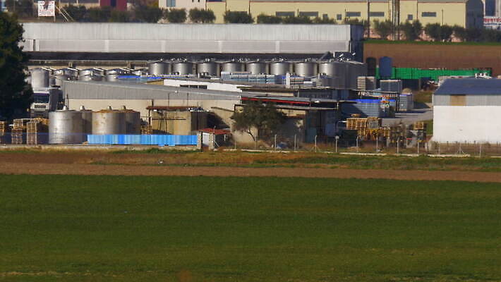 식물 산업 백그라운드 비즈니스 공장 자동차 자연 통 풍경 사람없음 야외 건물 초록색 여름 울타리 기계 장비 나뭇가지 도시 업무 제조 석유 컨테이너 땅 창고 오브젝트 영토 지역 짐차 공학 화학물질 4K MOV 해외동영상 클립영상 나무 건축물 계절 교육 육상교통 컬러 공업 담장 작업 화학 생태계 동영상 파일형식