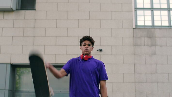 라이프스타일 티셔츠 청소년 한명 서기 야외 건물 헤드폰 이탈리아 스케이트보드 던지기 반항 밀라노 4K MOV 해외동영상 클립영상 1 건축물 유럽 음향기기 셔츠 모션 사람 생활 보드_스포츠 동영상 파일형식