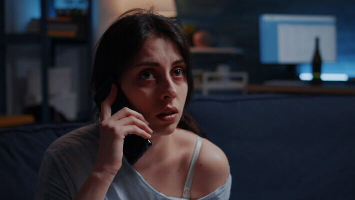 감정 얼굴 통신 가족 모바일 스트레스 대화 사람없음 스마트폰 핸드폰 고통 슬픔 표현 잡기 메시지 뉴스 좌절 질병 무서움 사건 고민 걱정 불행 충격 문제 긴장 반응 비극 우울증 적자 혼자 4K MOV 해외동영상 클립영상 컨셉 의학 관계 모션 말하기 신체부위 전자제품 스마트기기 동영상 파일형식