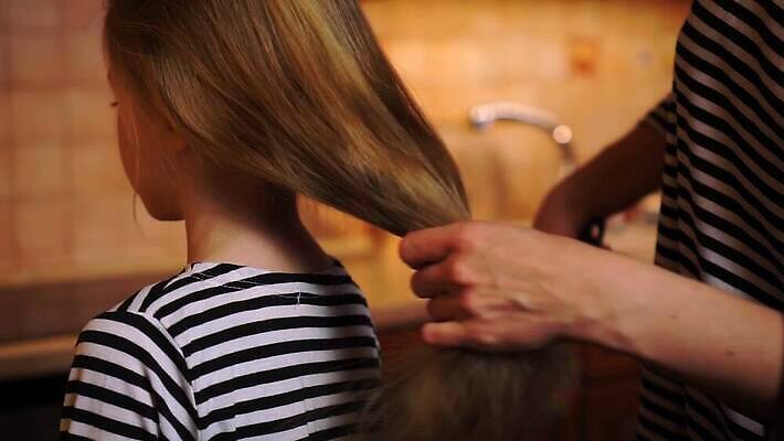 드레스 여자 딸 행복 어린이 가족 관계 엄마 주택 함께함 한명 미소 성인 목재 부모 컬러풀 금발 머리 주방 줄무늬 기쁨 방 붓 머리빗 잠 편안함 조심 고립 돌봄 타격 텅스텐 장식술 MP4 해외동영상 클립영상 나무 1 헤어스타일 옷 감정 컬러 컨셉 무늬 재료 모션 표정 사람 건물 신체부위 장식 미용용품 감각 원소 동영상 파일형식