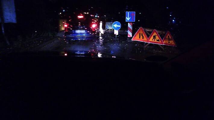 산업 도로 여행 비즈니스 교통시설 모션 자동차 전등 풍경 사람없음 물 어둠 운전 트럭 화물 업무 고속도로 상품 야간 저녁 위험 컨테이너 사인 짐차 무거움 트레일러 물류 지연 공급 1인칭시점 4K MP4 해외동영상 클립영상 자연요소 시선 길 육상교통 교통 컨셉 조명 운송업 작업 무게 시설 동영상 파일형식