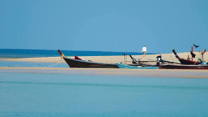 어린이 모래 바다 섬 여행 태국 하늘 휴가 사람 풍경 소년 사람없음 여름 보트 안다만 파라다이스 푸켓 4K MOV 해외동영상 클립영상 계절 남자 아시아 배 동영상 선박 파일형식