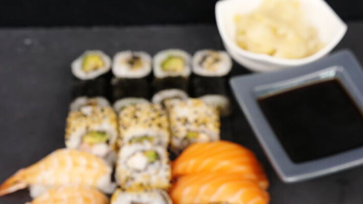 전통 접시 아시아 음식 백그라운드 다이어트 밥 새우 건강 어류 요리 동양인 사람없음 빨간색 주방 식당 일본 요리사 검은색 식사 저녁식사 초밥 회 흰색 신선 해조류 닫기 맛 고추냉이 참치 먹기 해산물 날것 롤 연어 생강 아보카도 점심식사 대두 맛있는 4K MOV 해외동영상 클립영상 직업 식기 나라 컬러 컨셉 채소 과일 모션 갑각류 인종 상점 수중동물 양념 해양식물 동영상 일본음식 파일형식