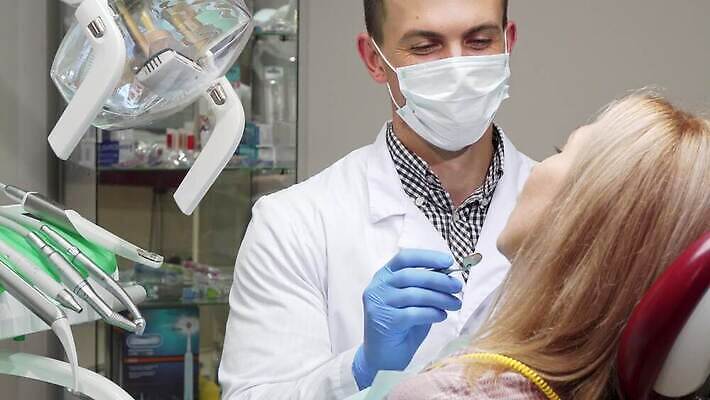 직업 얼굴 건강 치과 병원 두명 약 믿음 장비 환자 의사 업무 입 구멍 치아 예방 약속 보험 순서 돌봄 치아교정 치통 4K 구강학 MOV 해외동영상 클립영상 감정 의학 모션 사람 신체부위 의료진 작업 소화기관 질병 교정 동영상 파일형식