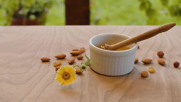 라이프스타일 꽃 모션 자연 탁자 디저트 건강 사람없음 야외 목재 치료 여름 노란색 정원 숟가락 맑음 견과류 공구 신선 사발 황금 닫기 달콤 맛 설탕 에코 유기농 아몬드 꿀 내추럴 금잔화 정물화 4K MOV 해외동영상 클립영상 나무 식물 웰빙 계절 음식 컬러 가구 컨셉 재료 의학 날씨 수저 생활 환경 도구 사기그릇 그림 생태계 동영상 파일형식