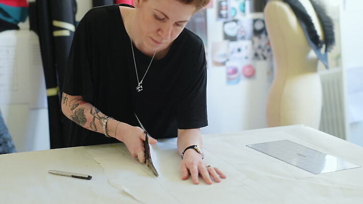 백인 응시 종이 실내 창조 한명 기댐 이탈리아 잡기 작업 작업실 자르기 밀라노 4K MOV 해외동영상 클립영상 서양인 1 시선 유럽 모션 사람 내부 동영상 파일형식