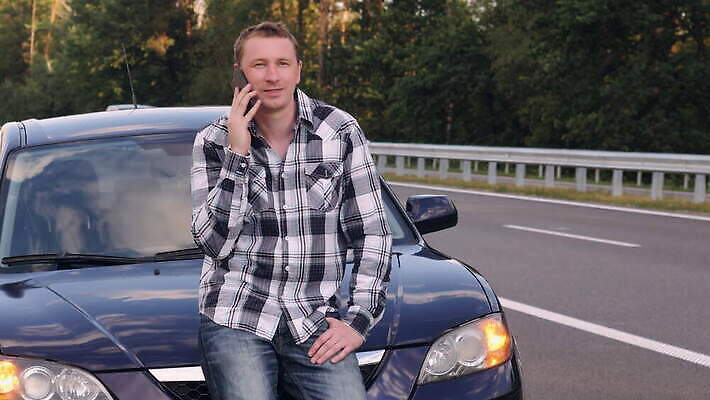 백인 라이프스타일 남자 행복 도로 여행 자동차 모바일 전등 거리 대화 한명 미소 앉기 풍경 성인 야외 30대 스마트폰 핸드폰 유행 여행객 외침 자유 덮개 청바지 운전사 먹여주기 스마트 서비스 길가 깨짐 자동 혼자 셀룰러 밀레니얼 4K MOV 해외동영상 클립영상 서양인 직업 1 감정 길 육상교통 컨셉 바지 교통시설 모션 조명 표정 말하기 사람 생활 장년 경제 전자제품 스마트기기 소리 뚜껑 먹기 동영상 파일형식