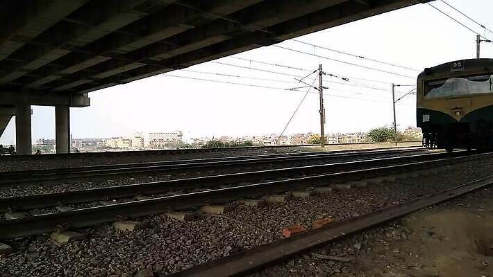 유럽 산업 도로 선 여행 백그라운드 비즈니스 교통시설 모션 자동차 하늘 사람없음 햇빛 금속 일몰 기찻길 기차 화물 도시 전철 역 교차로 속도 출발 마차 승객 단상 물류 방법 선로 철강 MP4 해외동영상 클립영상 나라 길 육상교통 교통수단 교통 컨셉 재질 대중교통 태양 노을 운송업 시설 동영상 파일형식