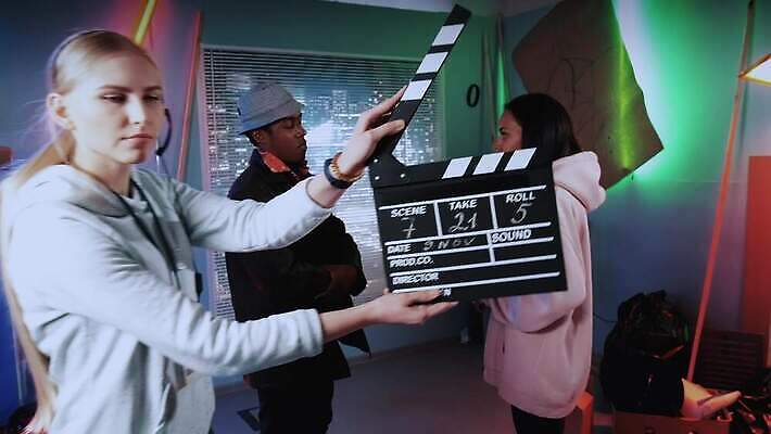 직업 캐릭터 실내 웃음 여러명 장식 빛 세트 장비 총 배우 발사 승무원 필름 영화 장면 다인종 동영상 책임자 파열 반사경 프로듀서 4K MOV 해외동영상 슬로모션 클립영상 무기 다수 문화예술 촬영기법 표정 사람 인종 내부 연예인 파일형식