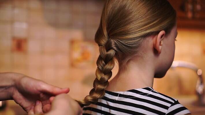 드레스 여자 딸 행복 어린이 가족 관계 엄마 주택 함께함 한명 미소 성인 목재 부모 컬러풀 금발 머리 주방 줄무늬 기쁨 방 붓 머리빗 잠 편안함 조심 고립 돌봄 타격 텅스텐 장식술 MP4 해외동영상 클립영상 나무 1 헤어스타일 옷 감정 컬러 컨셉 무늬 재료 모션 표정 사람 건물 신체부위 장식 미용용품 감각 원소 동영상 파일형식