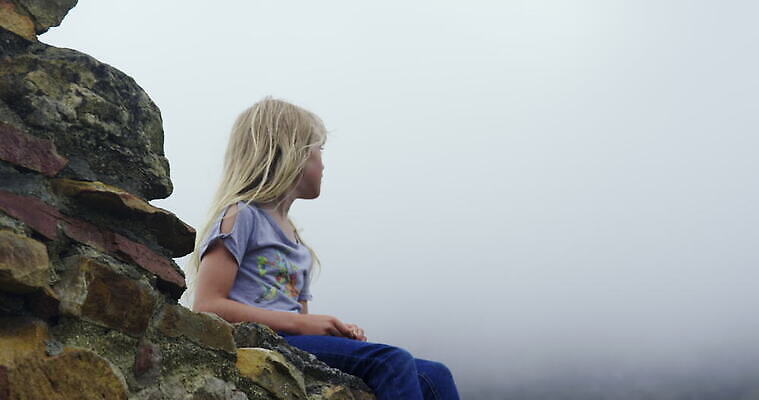 동물 한마리 여자 남자 딸 초등학생 어린이 벽 중년 가족 아프리카 자연 날씨 앉기 야외 두명 건물 캐주얼 반려동물 부모 가축 안개 아빠 개 남아프리카 케이프타운 패닝샷 4K MOV 해외동영상 클립영상 1 학생 건축물 옷 나라 포유류 관계 모션 촬영기법 사람 성인 생태계 동영상 남아프리카공화국 파일형식