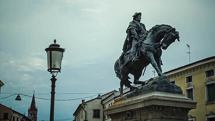 외관 문화 조각 여행 가로등 건축양식 하늘 거리 주택 미술 사람없음 건물 파란색 조각상 이탈리아 궁전 도시 황무지 센터 역사 저녁 강의 정사각형 광장 청동 기념물 동쪽 시청 천연기념물 옛날 가리발디 4K MP4 해외동영상 클립영상 도형 건축물 공공시설 건축 유럽 컬러 고건축 문화예술 조형물 야간 방향 위인 관공서 동영상 정치가 파일형식