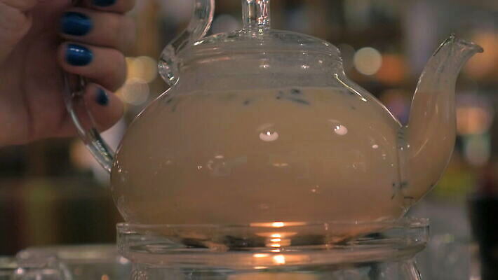 손 여자 음료 유리 탁자 따뜻함 사람없음 신체부위 컵 빛 식당 카페 우유 흰색 뜨거움 붓기 찻주전자 인도인 서빙 마살라 4K MOV 해외동영상 클립영상 외국인 식기 컬러 가구 모션 재질 주전자 유제품 사람 동양인 상점 동영상 파일형식