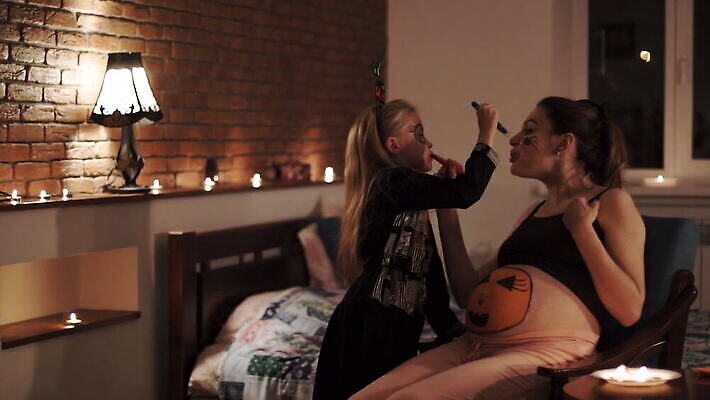 전통 라이프스타일 계절 여자 어린이 음식 2 신체 오렌지 가족 호박 주택 실내 미소 사람 두명 노란색 파티 페인트 임산부 임신 할로윈 가을 등불 아기 대접 예측 무서움 심볼 10월 돌봄 잭오랜턴 호러 복부 MOV 해외동영상 클립영상 감정 컬러 컨셉 채소 과일 관계 모션 조명 표정 이벤트 내부 건물 생활 신체부위 날짜 공포 동영상 파일형식