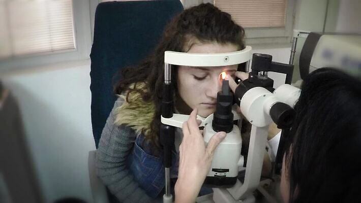 백인 직업 응시 여자 남자 어린이 건강 병원 실험 약 장비 시험 환자 의사 램프 서비스 상담 약속 시력 비전 안과 시력검사 돌봄 광학 검안사 MOV 해외동영상 클립영상 서양인 시선 교육 의학 모션 조명 사람 의료진 검사_조사 동영상 파일형식 안경사