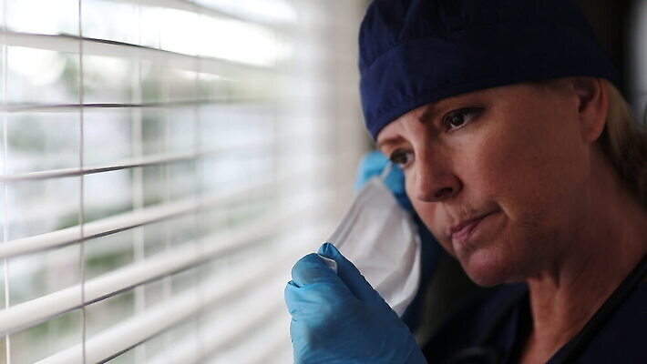 여자 감정 얼굴 장갑 창문 스트레스 건강 병원 가면 마스크 한명 사람 약 간호사 의사 복도 수술 바이러스 보호 씻기 보호장비 걱정 긴장 외과 단절 라텍스 압력 코로나바이러스 MOV 해외동영상 클립영상 1 잡화 컨셉 의학 신체부위 치료 청결 장비 의료진 동영상 파일형식