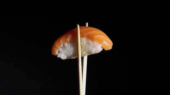 전통 접시 아시아 음식 조각 백그라운드 오렌지 밥 오이 치즈 건강 관리 어류 요리 동양인 사람없음 세트 식당 일본 검은색 식사 저녁식사 초밥 신선 막대기 김 고추냉이 먹기 해산물 메뉴 날것 롤 캘리포니아 연어 모음 아보카도 점심식사 대두 맛있는 4K MOV 해외동영상 클립영상 식기 나라 컬러 채소 과일 모션 유제품 인종 상점 미국 수중동물 양념 해조류 동영상 일본음식 파일형식