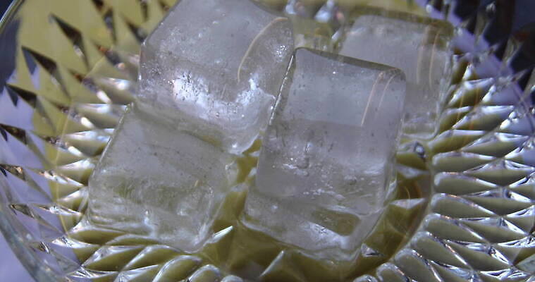 겨울 자연 유리 표면 벽돌 사람없음 물 반사 냉동 얼음 블록 거품 젖음 추위 신선 투명 액체 떨어짐 시원함 순수 큐브 오브젝트 상쾌 서리 정사각형 고립 고체 냉각기 4K MOV 해외동영상 클립영상 자연요소 도형 계절 감정 컨셉 재질 생태계 동영상 파일형식