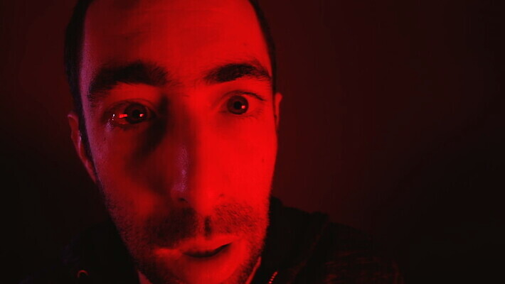 백인 손 남자 감정 얼굴 스트레스 한명 사람 성인 빨간색 머리 어둠 놀람 외침 표현 오픈 입 닫기 무서움 고민 흥분 공포 충격 반응 비명 위기 재앙 호러 MOV 해외동영상 클립영상 서양인 1 컬러 모션 표정 신체부위 소리 동영상 파일형식