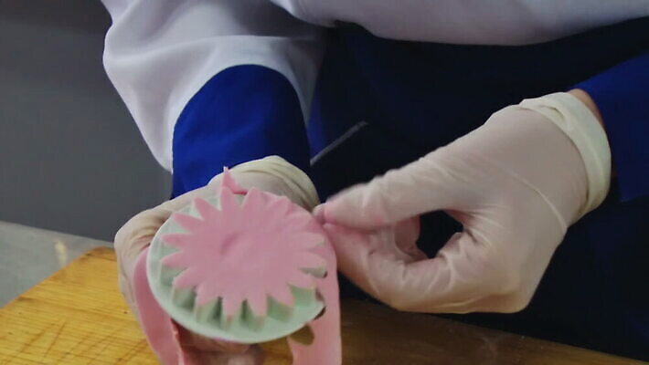 손 음식 포즈 유니폼 다이어트 과일 재료 손가락 디저트 요리 사람없음 장식 쿠키 케이크 주방 식당 초콜릿 숟가락 요리사 저녁식사 빵집 샐러드 작업 달콤 보호 굽기 만들기 베리 스터핑 음식준비 제빵사 페스츄리 MOV 해외동영상 클립영상 직업 옷 빵 컨셉 모션 수저 건강 신체부위 상점 식사 맛 구이 준비 동영상 파일형식