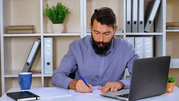 남자 종이 컨셉 비즈니스 사업가 노동자 수염 스트레스 직장 한명 사람 앉기 내부 사무실 연필 펜 유행 바구니 분노 쓰레기통 기록 업무 작업 직장인 비즈니스맨 작업실 던지기 좌절 쓰레기 폐기물 종업원 버리기 콧수염 창업 문제 낭비 종료 힙스터 4K MOV 해외동영상 클립영상 직업 1 패션 감정 회사 모션 학용품 필기구 자영업 동영상 파일형식