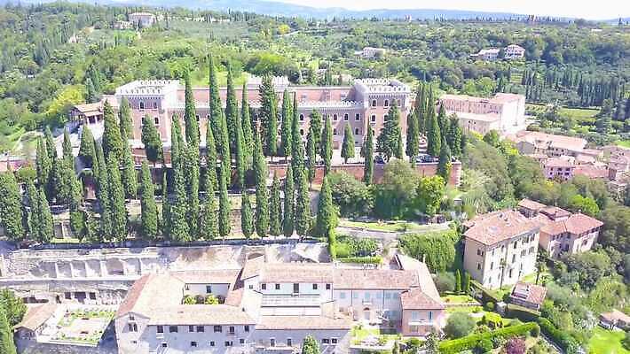 유럽 문화 건축양식 하늘 지붕 거리 주택 안테나 파노라마 풍경 사람없음 강 도시풍경 교회 탑 이탈리아 새벽 도시 센터 중세 역사 도심 옥상 타운 동영상 항공촬영 구시가지 드론 랜드마크 로마인 바실리카 베로나 옛날 조감도 수평선 4K MOV 해외동영상 클립영상 자연요소 건축물 건축 나라 뷰포인트 통신 종교건축 촬영기법 인종 건물 파일형식