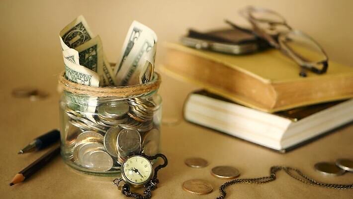 종이 안경 백그라운드 컨셉 지폐 돈 비즈니스 유리 사람없음 책 금융 경제 달러 동전 장비 저축 저금통 흰색 항아리 재산 닫기 수집 고립 수입 자금 페니 비어있는 MOV 해외동영상 클립영상 잡화 컬러 모션 재질 도자기 동영상 파일형식