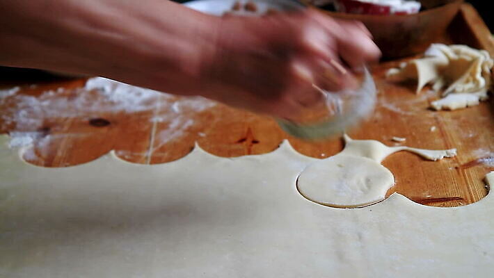 전통 음식 가사 재료 탁자 디저트 주택 요리 사람없음 갈색 케이크 주방 빵집 흰색 신선 달콤 혼합 낟알 설탕 밀 굽기 책상 준비 반죽 만들기 밀가루 레시피 밀가루반죽 섞기 스터핑 제빵사 페스츄리 핸드메이드 맛있는 HD MOV 해외동영상 클립영상 직업 빵 컬러 가구 모션 곡류 건물 상점 맛 가루 구이 동영상 파일형식