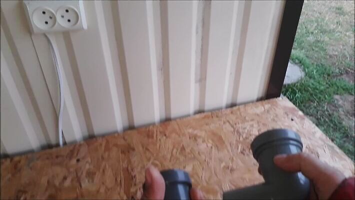 산업 모래 백그라운드 집게 사람없음 야외 물 금속 장비 나사 원형 구멍 거친 연결 플라스틱 가스 호스 튜브 파이프라인 팔꿈치 폐수 하수 MP4 해외동영상 클립영상 자연요소 도형 재질 신체부위 공구 환경오염 파이프_관 팔 동영상 파일형식