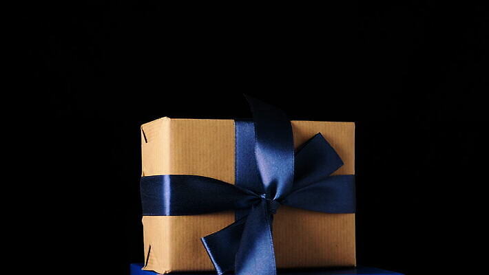 디자인 기념일 리본 종이 백그라운드 크리스마스 포장 휴가 기념 발렌타인데이 선물 이벤트 사람없음 장식 파란색 상자 갈색 파티 검은색 축제 놀람 덮개 축하 인사 생일 묶기 활 패키지 직사각형 양피지 4K MOV 해외동영상 클립영상 도형 감정 컬러 컨셉 모션 데이이벤트 표정 뚜껑 예절 동영상 파일형식