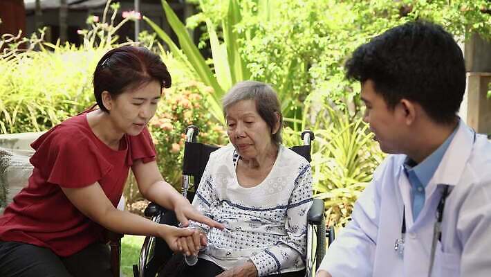 직업 여자 노년 딸 행복 할머니 청진기 휴식 건강 병원 관리 대화 미소 동양인 성인 야외 일본 환자 의사 인사 은퇴 인도인 서비스 70대 80대 싱가폴 돌봄 4K MOV 해외동영상 클립영상 외국인 감정 아시아 컨셉 의학 가족 의료기기 모션 표정 말하기 사람 인종 의료진 예절 동영상 파일형식