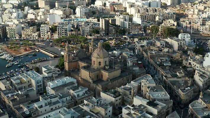 외관 유럽 여행 건축양식 휴가 거리 사람없음 야외 건물 도시풍경 갈색 마을 항구 도시 고급 지중해 정사각형 포트 타운 랜드마크 몰타섬 바실리카 옛날 조감도 코로나바이러스 비어있는 4K 설정숏 MOV 해외동영상 클립영상 도형 건축물 건축 나라 바다 컬러 섬 컨셉 교통시설 촬영기법 풍경 바이러스 몰타 동영상 파일형식
