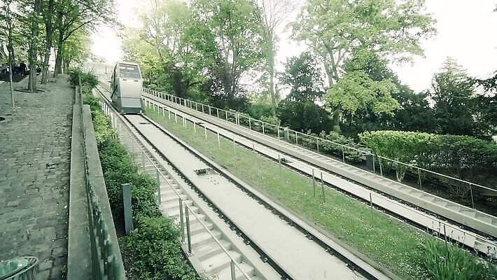 유럽 종교 선 여행 교통시설 자동차 사람없음 성당 여행객 기차 프랑스 흰색 도시 사찰 은색 엘리베이터 언덕 리프트 일반 프랑스어 랜드마크 파리(프랑스) MP4 해외동영상 클립영상 문자 나라 육상교통 컬러 교통 종교건축 대중교통 사람 시설 동영상 파일형식