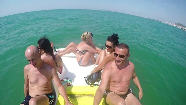 행복 호수 바다 여행 가족 휴가 함께함 사람 앉기 여러명 야외 물 여름 친구 비키니 노란색 여행객 기쁨 연못 보트 그룹 휴양지 히스패닉 페달 4K MP4 해외동영상 클립영상 자연요소 계절 수영복 감정 컬러 다수 컨셉 배_교통 관계 모션 장소 동영상 파일형식