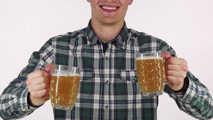 라이프스타일 행복 음료 휴가 기념 맥주 독일 통 미소 두명 파티 유행 축제 머그컵 마시기 축하 알코올 바 액체 맛 갈증 웨이터 초대 주말 10월 알코올중독 스카우트 양조 양조장 옥토버페스트 바이에른 힙스터 제의 맛있는 4K MOV 해외동영상 클립영상 직업 패션 감정 유럽 컨셉 모션 주류 표정 사람 이벤트 생활 컵 날짜 동영상 중독 파일형식