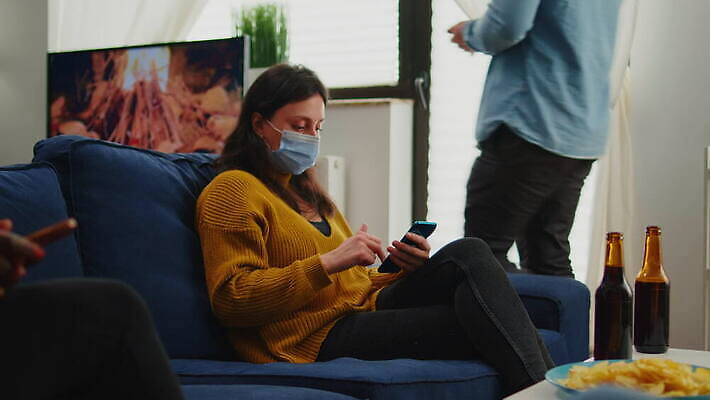 컨셉 거실 모바일 주택 맥주 대화 가면 마스크 사람없음 친구 스마트폰 핸드폰 소파 글로벌 검은색 우정 네트워크 그룹 뉴스 바이러스 보호 연결 예방 번짐 다인종 온라인 섞기 소셜 채팅 코로나바이러스 사교적 뉴노멀 4K MOV 해외동영상 클립영상 컬러 의자 관계 주류 말하기 인종 건물 경제 전자제품 스마트기기 동영상 파일형식 효과