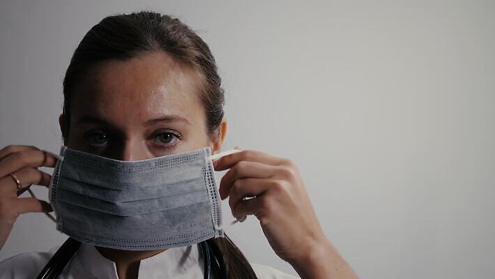 직업 라이프스타일 여자 노동자 실내 건강 병원 가면 한명 안전 약 믿음 의사 업무 작업 수술 보호 외과 돌봄 위생관리 4K MOV 해외동영상 클립영상 1 감정 컨셉 의학 모션 관리 사람 내부 생활 치료 의료진 동영상 파일형식